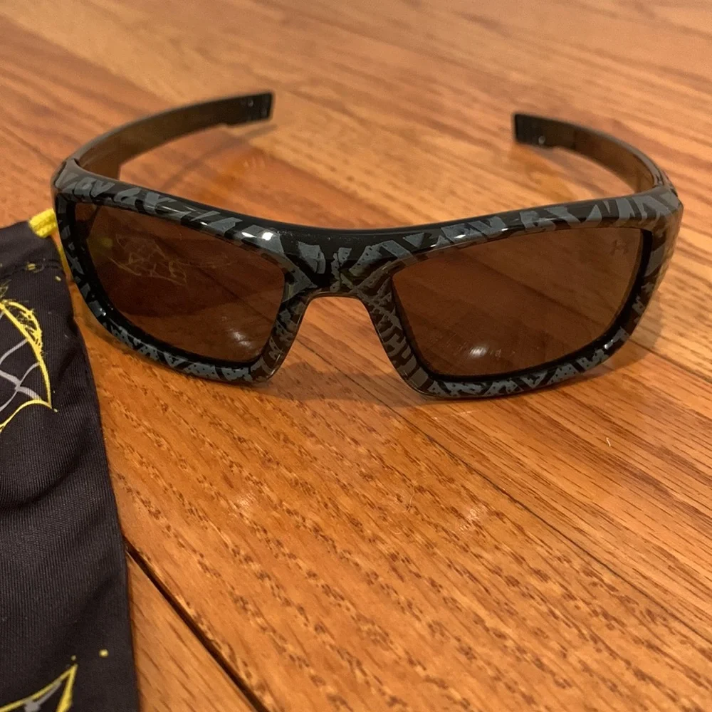 boy’s under armour grey/black sunglasses - Picture 6 of 6